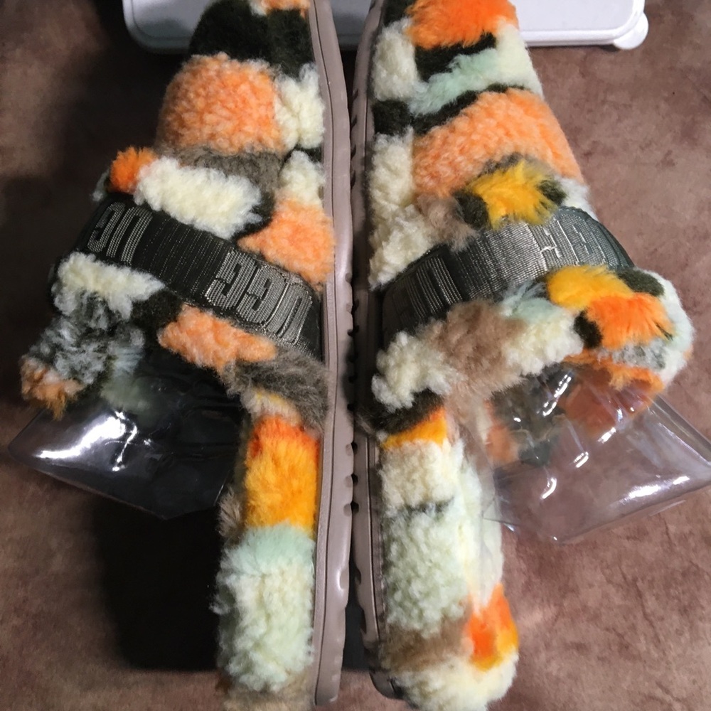 UGG NIB AUTHENTIC FLUFF IT CALI COLLAGE OLIVE UNISEX SLIPPERS
